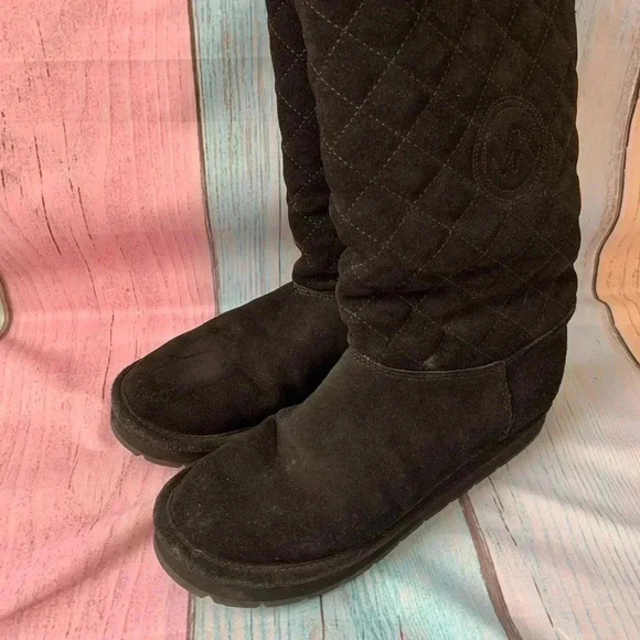 Women’s Michael kors fuzzy boots - Picture 3 of 10